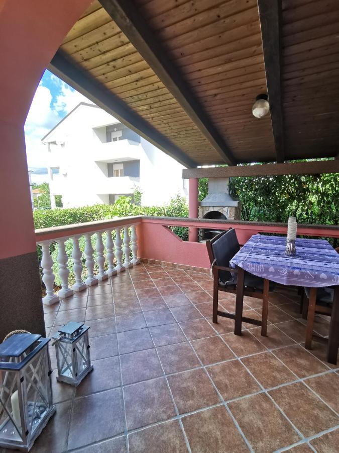 Apartments Lea With Pool Малинска Экстерьер фото