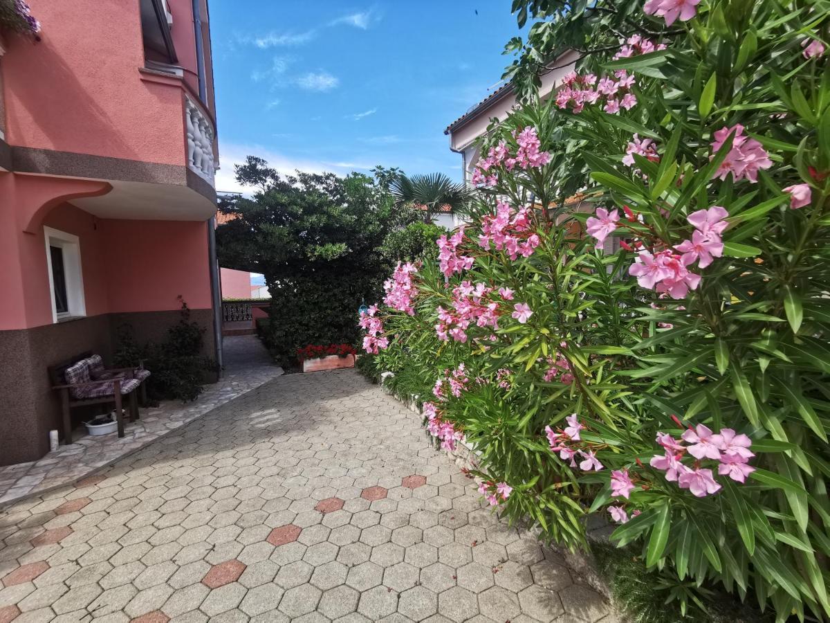 Apartments Lea With Pool Малинска Экстерьер фото
