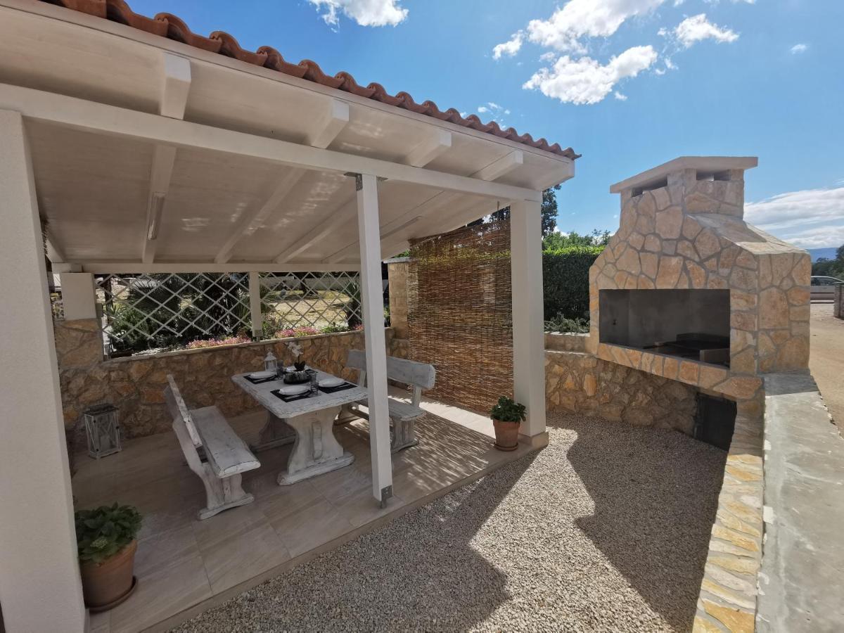 Apartments Lea With Pool Малинска Экстерьер фото
