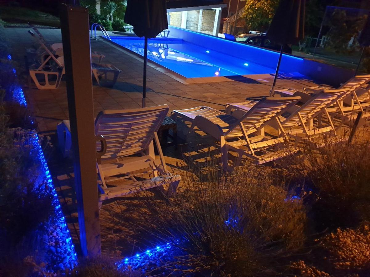 Apartments Lea With Pool Малинска Экстерьер фото