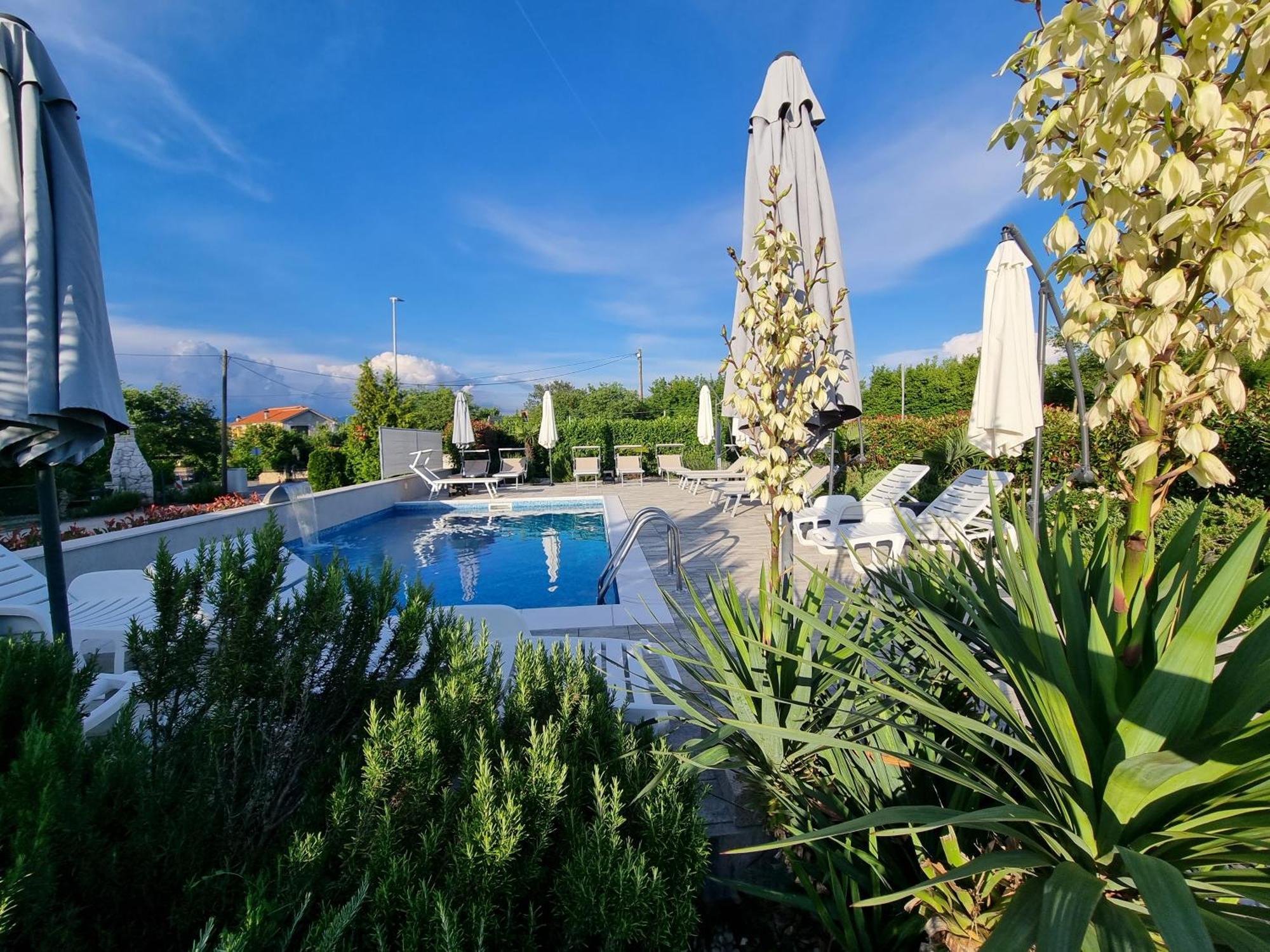 Apartments Lea With Pool Малинска Экстерьер фото