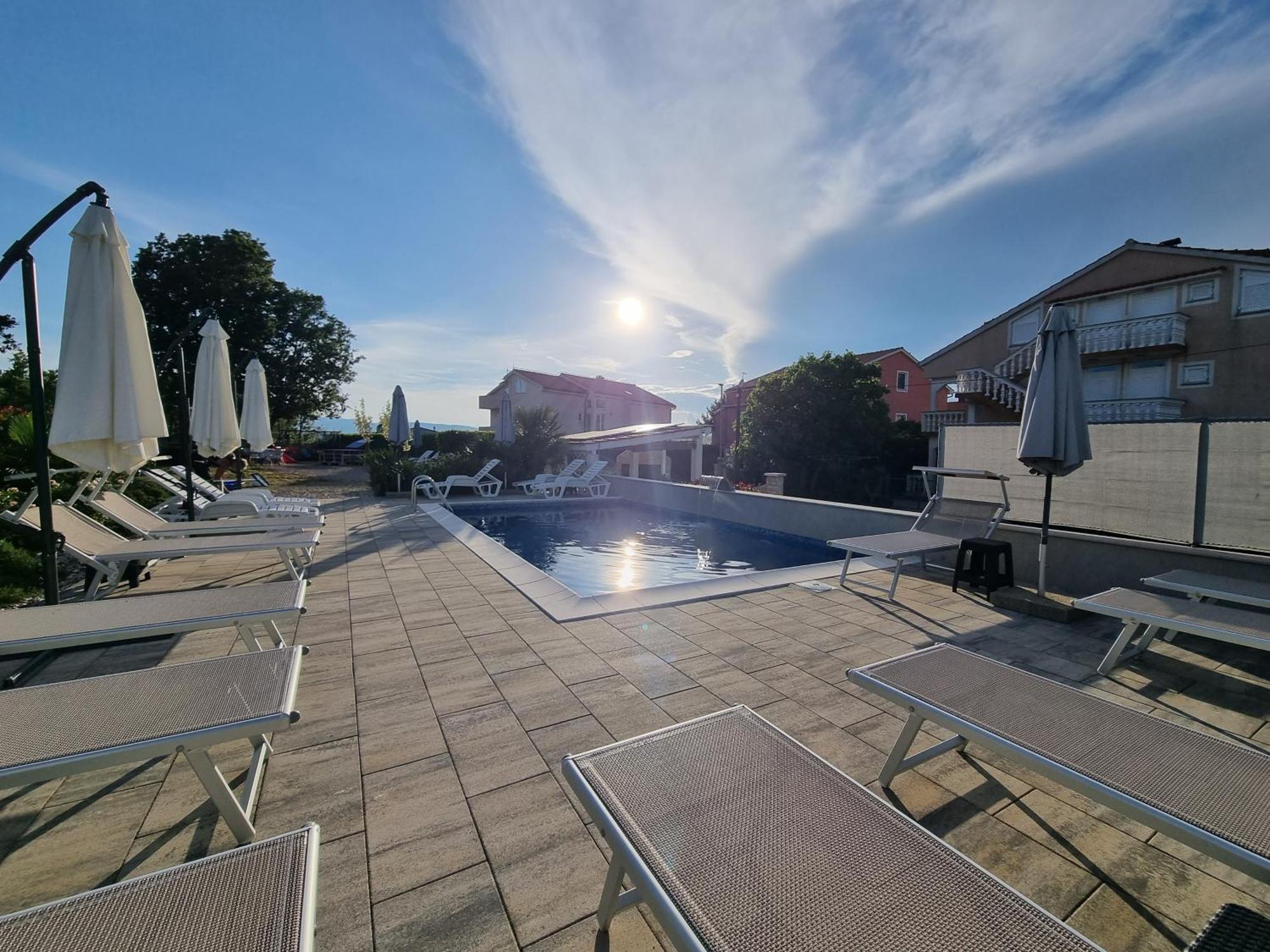 Apartments Lea With Pool Малинска Экстерьер фото