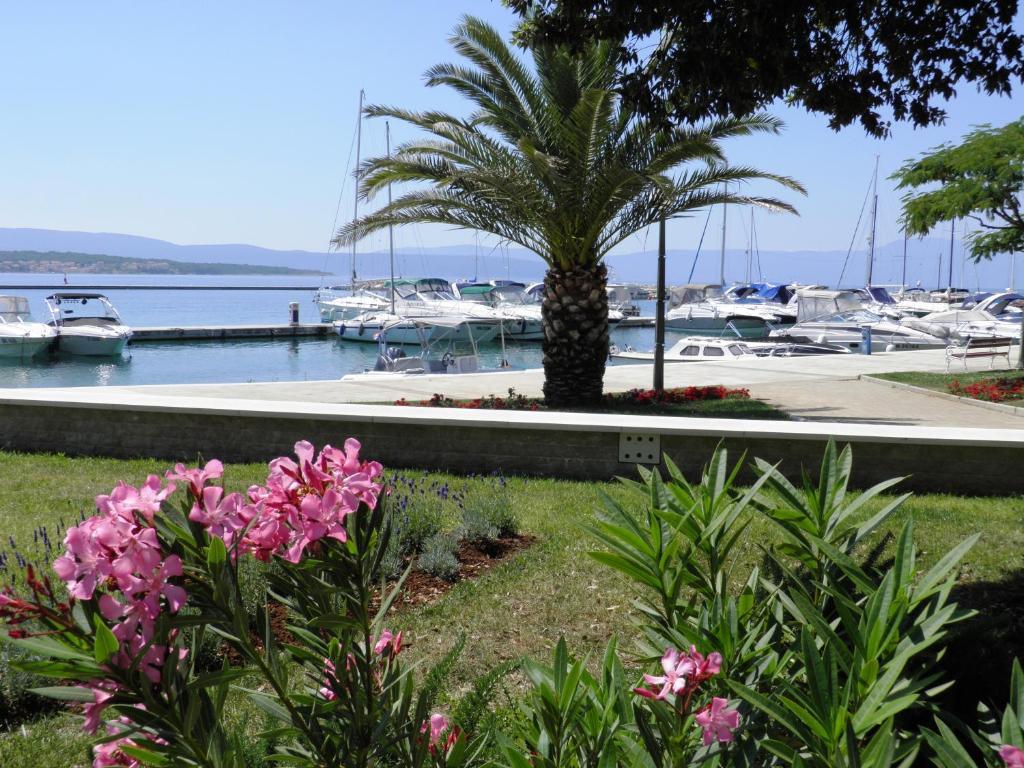 Apartments Lea With Pool Малинска Экстерьер фото