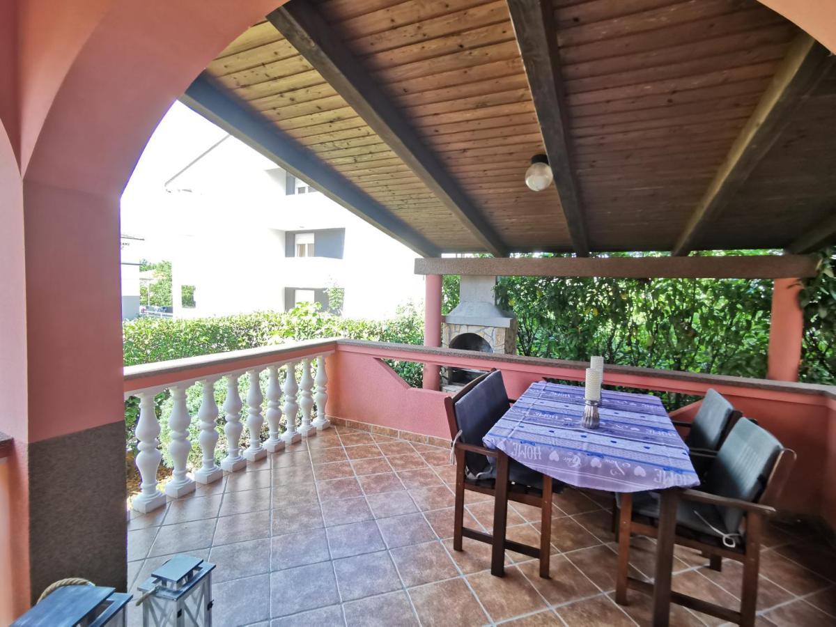 Apartments Lea With Pool Малинска Экстерьер фото