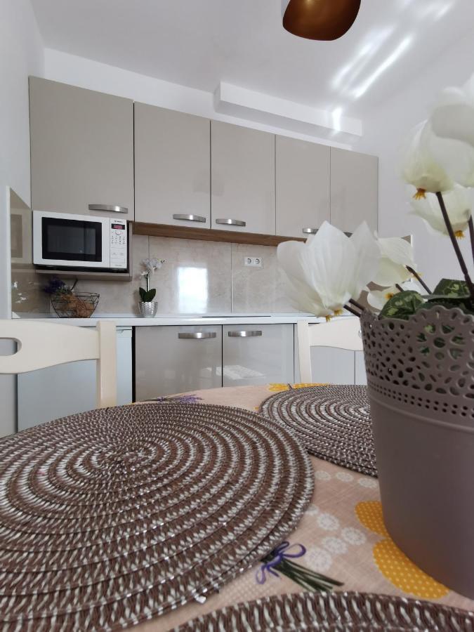 Apartments Lea With Pool Малинска Экстерьер фото