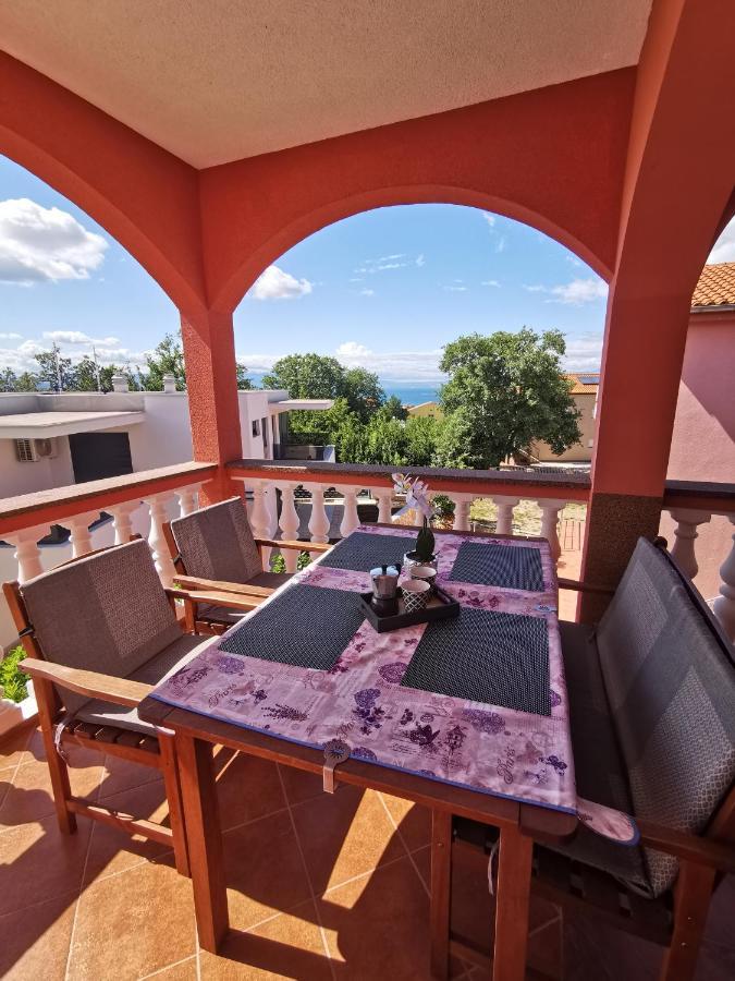 Apartments Lea With Pool Малинска Экстерьер фото